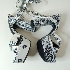 Women's Mata White Paisley Bandana Chunky Heels Size 8.5
